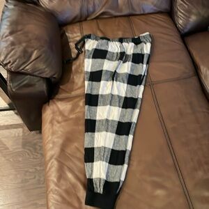 Women’s Medium tall black and white plaid pajama jogger with pockets